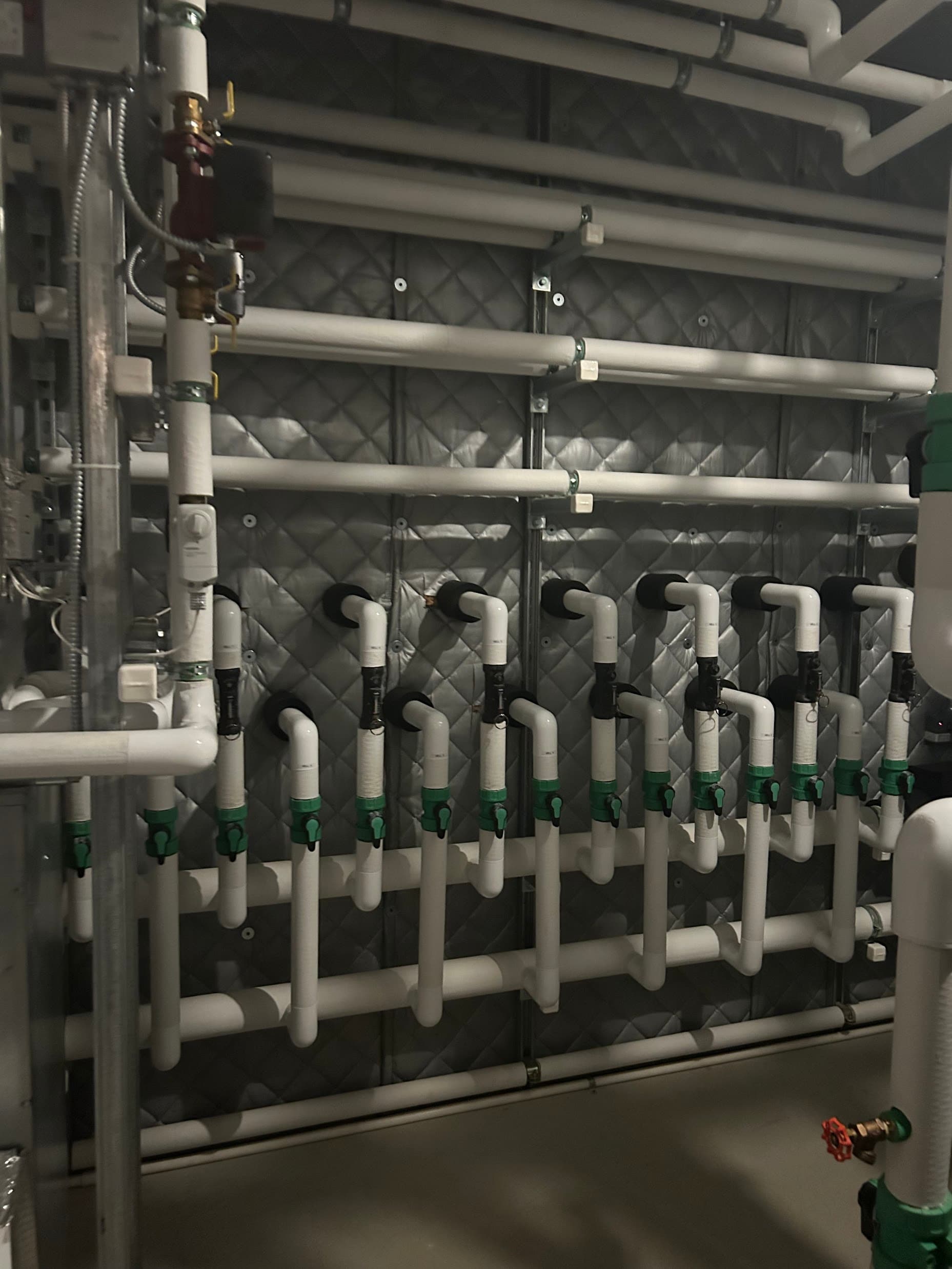 A multi-zone hydronic manifold system with copper and PEX piping